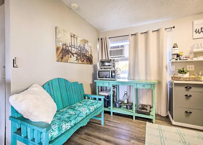 Sunny Central Condo Lanai And Community Pool Access